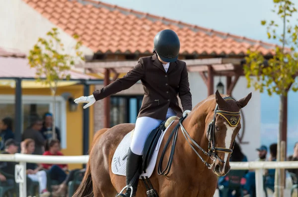 Cavalier de dressage sur un cheval brun — Photo