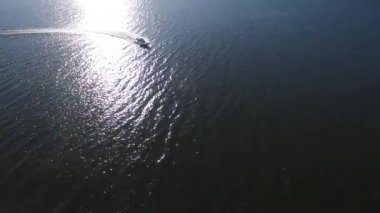 Havadan çekim tekneler göl kenarında. Nehir maceralar. Bir tekne peşinde. Eski Saltov Gölü