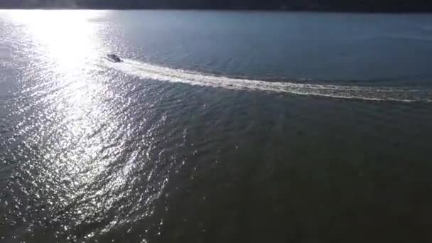 Vzdušné střelby lodě na jezero. Řeka dobrodružství. Snaha o loď. Staryi Saltov jezero — Stock video