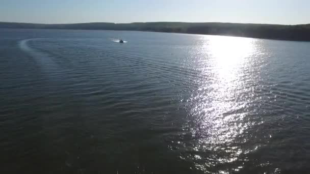 空中射击船在湖上。河的冒险。一艘船的追求。Staryi Saltov 湖 视频剪辑