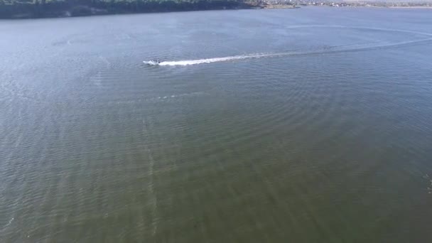 Botes de tiro aéreo en el lago. Aventuras fluviales. La persecución de un barco. Lago Staryi Saltov — Vídeos de Stock