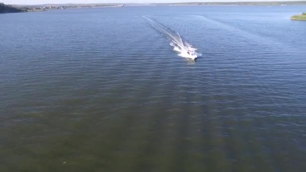 Vzdušné střelby lodě na jezero. Řeka dobrodružství. Snaha o loď. Staryi Saltov jezero — Stock video