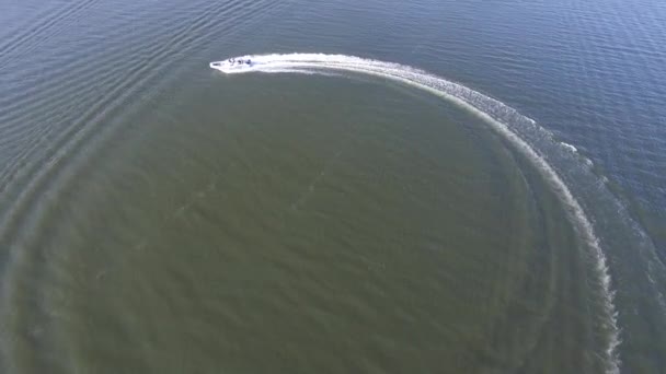 Vzdušné střelby lodě na jezero. Řeka dobrodružství. Snaha o loď. Staryi Saltov jezero — Stock video