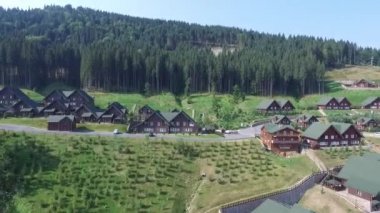 Dağ hava köyde. Yaz aylarında kayak merkezi. Bukovel Ukrayna