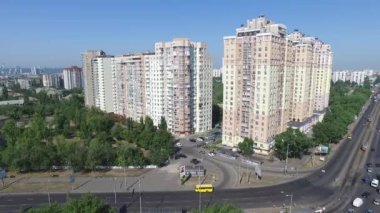 Konut alanların havadan görünümü evler ve Kiev içinde trafik. Ukrayna