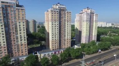 Konut alanların havadan görünümü evler ve Kiev içinde trafik. Ukrayna