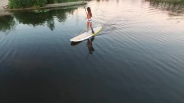 Havadan çekilen Sup board kayak. Dnipro Nehri Ukrayna. Günbatımı