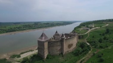 Hava atış. Eski kale Nehri yakınında. Ukrayna'da Hotin Kalesi