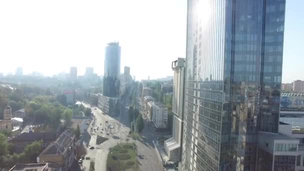 Zdjęcia lotnicze. Wieżowiec. Centrum miasta. Ukraina Kijów — Wideo stockowe
