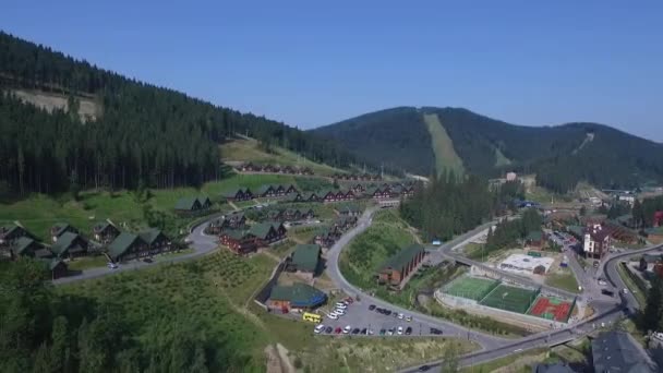 Pueblo aéreo en la montaña. Estación de esquí en verano. Bukovel Ucrania — Vídeos de Stock