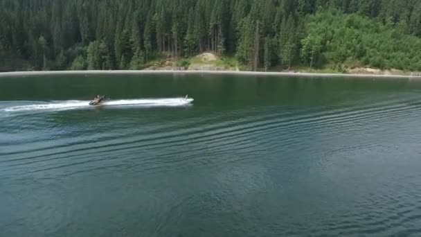 Tiro aéreo. Lago na montanha com jogos extremos. Bukovel Ukriane — Vídeo de Stock