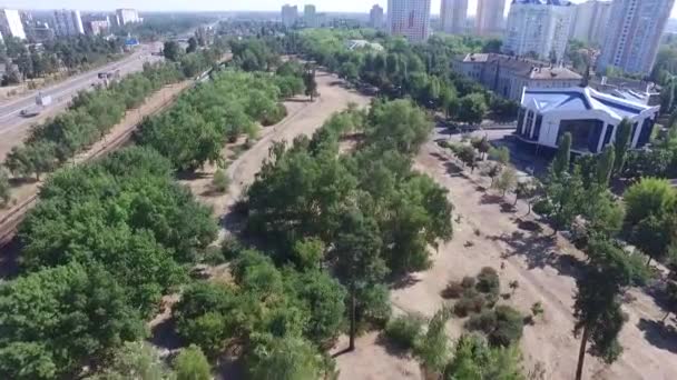 Vista aérea de las zonas residenciales, casas y tráfico en Kiev. Ucrania — Vídeos de Stock