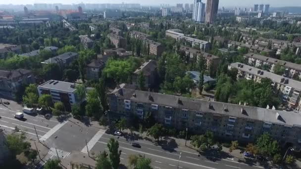 Vue aérienne des quartiers résidentiels, des maisons et de la circulation à Kiev. Ukraine 