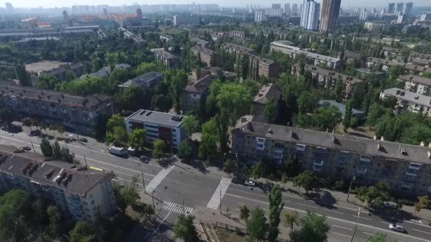鸟瞰的住宅区内，房屋和交通在基辅。乌克兰 — 图库视频影像