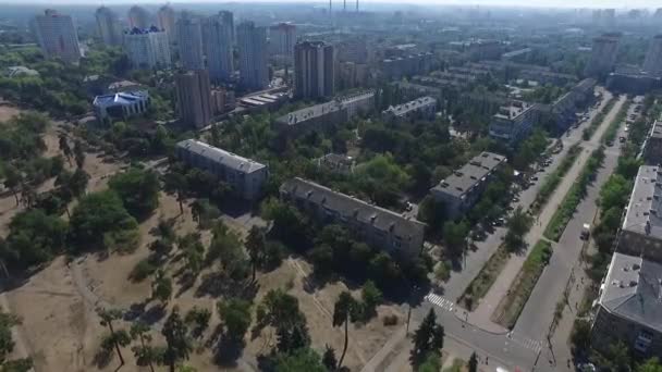 Вид с воздуха на новые жилые районы и движение в Киеве. Украина — стоковое видео