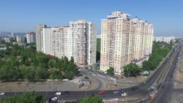 Vista aérea de las nuevas zonas residenciales y el tráfico en Kiev. Ucrania — Vídeo de stock