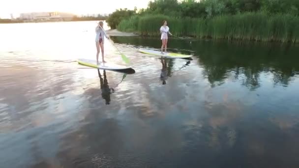 Aerial shot sup Board skiën. Dnipro rivier Oekraïne. Zonsondergang — Stockvideo