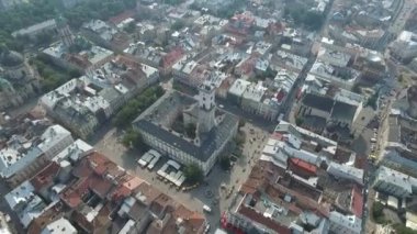 Gök olayları eski şehri Lviv, Ukrayna. Eski şehir merkezi parçası. Avrupa şehir. Şehrin yoğun nüfuslu alanlar. Belediye Binası