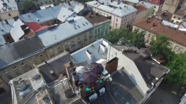 Gök olayları eski şehri Lviv, Ukrayna. Eski şehir merkezi parçası. Avrupa şehir. Şehrin yoğun nüfuslu alanlar. Belediye Binası