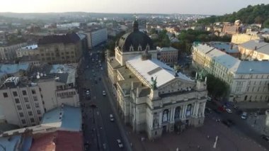 Gök olayları eski şehri Lviv, Ukrayna. Eski şehir merkezi parçası. Avrupa şehir. Şehrin yoğun nüfuslu alanlar. Belediye Binası