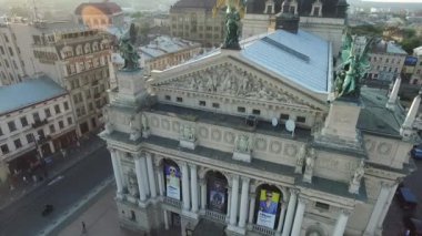 Gök olayları eski şehri Lviv, Ukrayna. Eski şehir merkezi parçası. Avrupa şehir. Şehrin yoğun nüfuslu alanlar. Belediye Binası