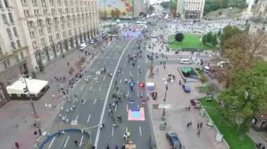 Şehrin hava merkezi yaya caddesi. Kiev şehrinde Olimpiyat günü.