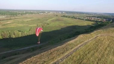 Paraşüt, yamaç paraşütü havadan görünümü. Kiev Ukrayna'da Yamaç Paraşütü kulübü