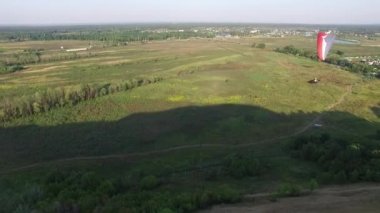 Paraşüt, yamaç paraşütü havadan görünümü. Kiev Ukrayna'da Yamaç Paraşütü kulübü