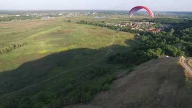 Paraşüt, yamaç paraşütü havadan görünümü. Kiev Ukrayna'da Yamaç Paraşütü kulübü