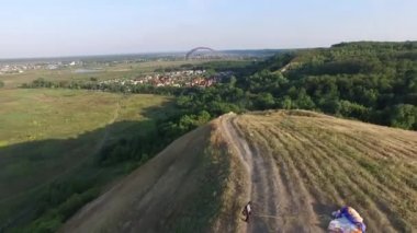 Paraşüt, yamaç paraşütü havadan görünümü. Kiev Ukrayna'da Yamaç Paraşütü kulübü