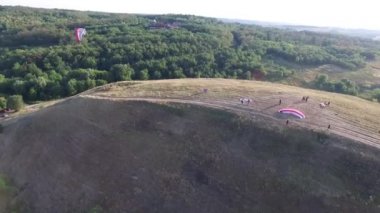 Paraşüt, yamaç paraşütü havadan görünümü. Kiev Ukrayna'da Yamaç Paraşütü kulübü