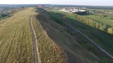 Paraşüt, yamaç paraşütü havadan görünümü. Kiev Ukrayna'da Yamaç Paraşütü kulübü