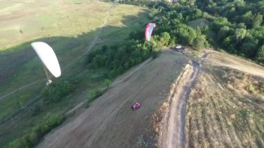 Paraşüt, yamaç paraşütü havadan görünümü. Kiev Ukrayna'da Yamaç Paraşütü kulübü