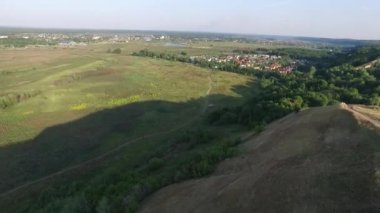Paraşüt, yamaç paraşütü havadan görünümü. Kiev Ukrayna'da Yamaç Paraşütü kulübü