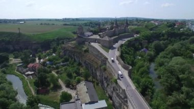 Tepedeki eski kalenin havası. Kamenetz-Podolsk kalesi. Ukrayna