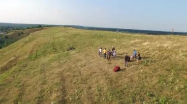 Paraşüt, yamaç paraşütü havadan görünümü. Kiev Ukrayna'da Yamaç Paraşütü kulübü