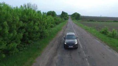 Havadan ateş. Drone video Araba. eski yol