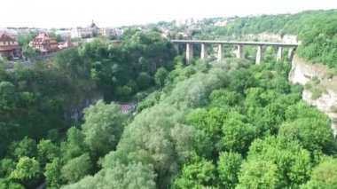 Hava. Kanyonüzerinden uç. Kamenetz-Podolsk kalesi. Ukrayna