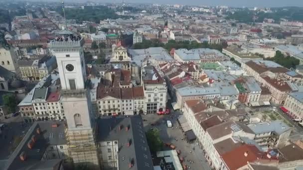 Vieille ville aérienne Lviv, Ukraine. La partie centrale de la vieille ville. La ville européenne. Zones densément peuplées de la ville. Hôtel de ville — Video