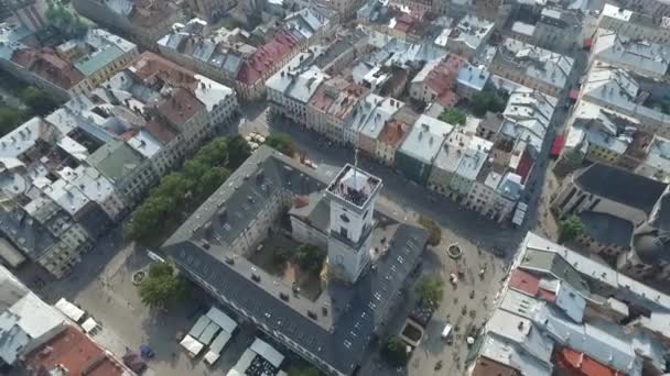 Cidade Velha Aérea Lviv, Ucrânia. Parte central da cidade velha. Cidade Europeia. Áreas densamente povoadas da cidade. Câmara Municipal — Vídeo de Stock