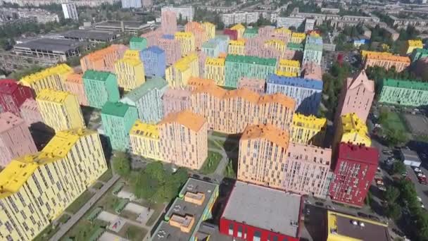 Barrio colorido aéreo. Barrio pintado en un arco iris. Fabulosa ciudad. Kiev Ucrania - KomfortTown — Vídeos de Stock