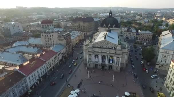 Aerial Old City Lviv, Ucraina. Parte centrale della città vecchia. Città europea. Zone densamente popolate della città. Municipio — Video Stock