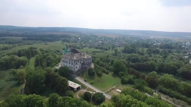 Luchtfoto oude kasteel. Zomer in Oekraïne. Kasteel olesskyi — Stockvideo