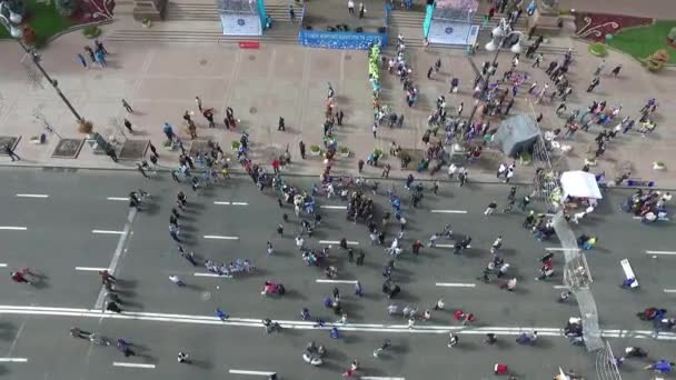 Antenne zentrale Fußgängerzone der Stadt. Olympiatag in der Kyiv-Stadt. — Stockvideo