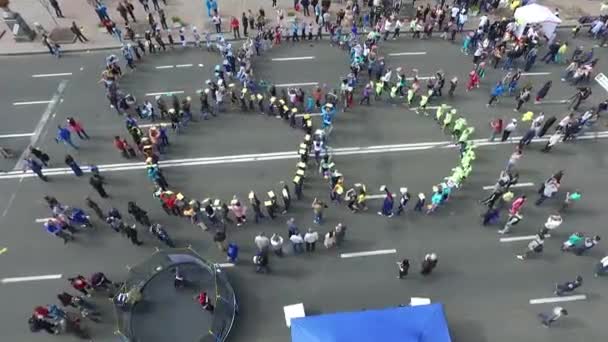 Rue piétonne centrale aérienne de la ville. Journée olympique dans la ville de Kiev . — Video