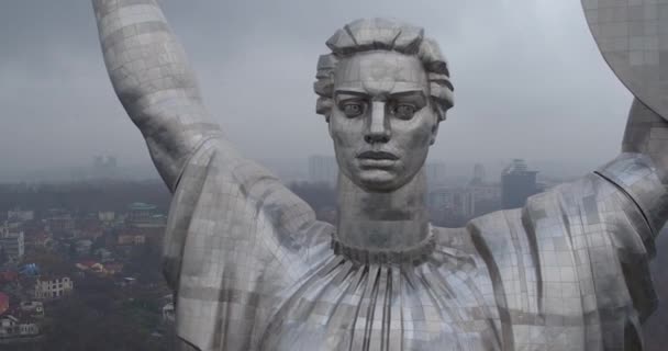 Terra natale del Monumento Aereo. Simbolo della donna. Quella donna protegge la patria. Donna di Ferro. La donna guarda lontano. Monumento militare. Il monumento più alto — Video Stock