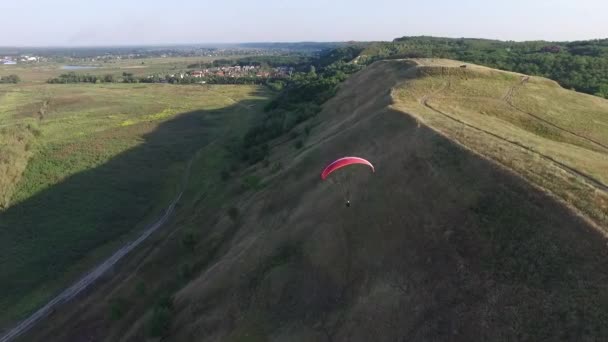 パラセーリング、パラグライダーの航空写真。キエフウクライナのパラグライダークラブ — ストック動画