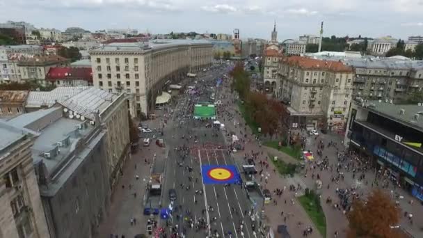 Aerial centrala gågatan i staden. Olympiska dagen i Kiev City. — Stockvideo