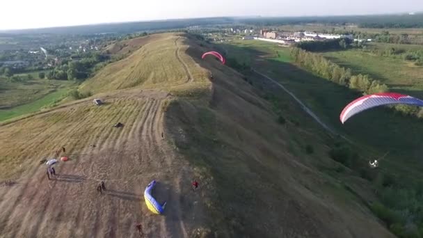 Luchtfoto van parasailing, paraglider. Paraglider Club in Kiev Oekraïne — Stockvideo