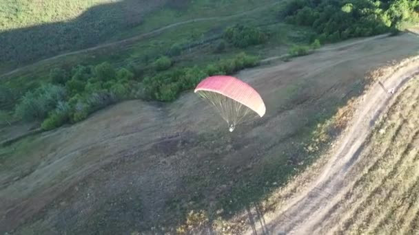 Вид с воздуха на парашютный спорт, параплан. Клуб парапланеристов в Киеве — стоковое видео